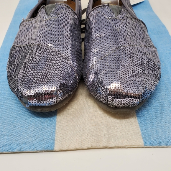 TOMS SILVER SEQUINS SLIP ON FLATS  SHOES WOMENS 7.5 BLING SPARKLE WEDDING - Picture 16 of 16